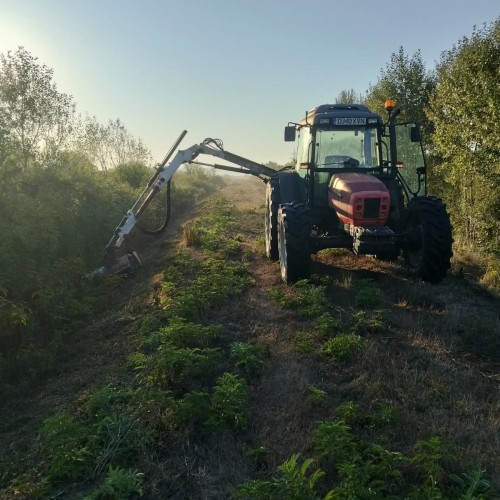 Lucrări de cosire mecanică pe digurile din județul Gorj pentru siguranța infrastructurii hidraulice