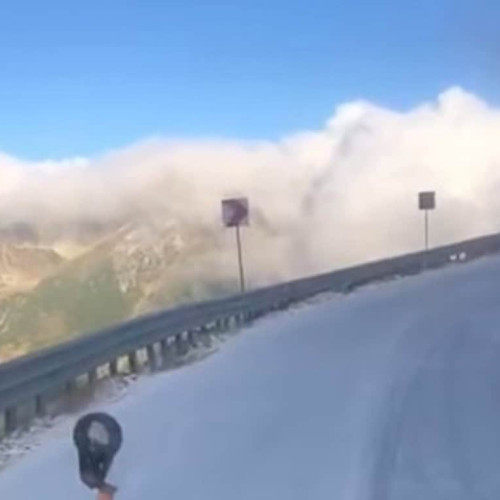 Transalpina închisă din cauza ninsorii și poleiului între Rânca și Obârșia Lotrului