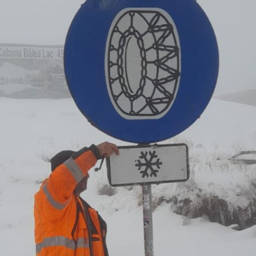 Stratul de zăpadă atinge 10 metri pe Transfăgărășan, drumarii acționează