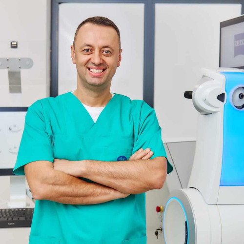 SMILE Pro și alte intervenții oftalmologice moderne disponibile în clinicile Dr. Holhoș