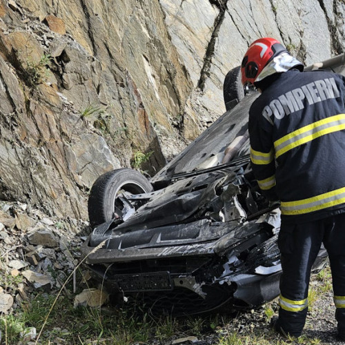 Accident pe Transfăgărășan: două persoane rănite după ce o mașină s-a răsturnat