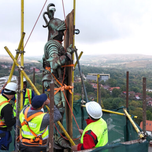 Statuia lui Ioan de Hunedoara de pe Turnul Buzdugan, demontată pentru restaurare după 152 de ani
