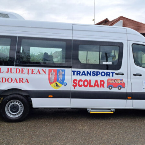 Băcia a primit un microbuz electric pentru elevi, pentru transport școlar modern