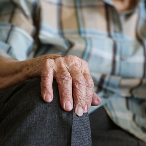 Pensionarii cu venituri mici primesc în decembrie a doua tranșă de 400 lei