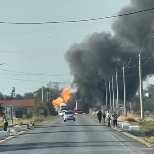 Accident cu două autocamioane și un autoturism în Hunedoara provoacă un incendiu