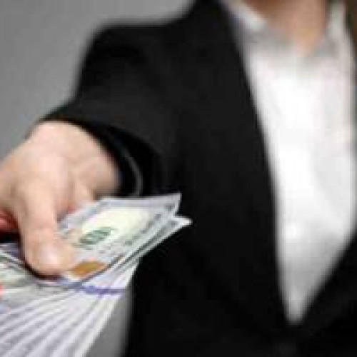 Nicuşor Dan promulgă legea care înăspreşte pedeapsa pentru cămătărie