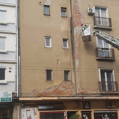 Elemente de pe fațada unei clădiri s-au desprins în centrul Sătmarului
