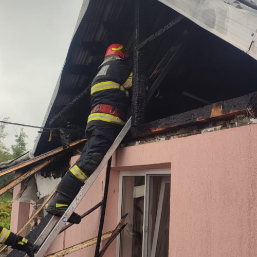Bărbat din Hlipiceni și-a incendiat gospodăria și apoi s-a spânzurat