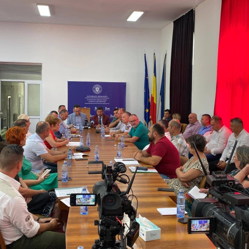 Prefectul Dâmboviței solicită măsuri stricte pentru siguranța școlilor și gestionarea pensiilor