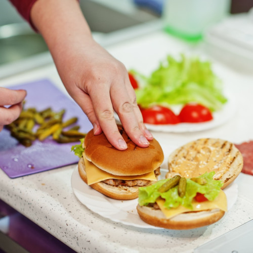 Primăria Cogealac a achiziționat servicii de catering pentru elevi la prețul de 25 lei pe porție