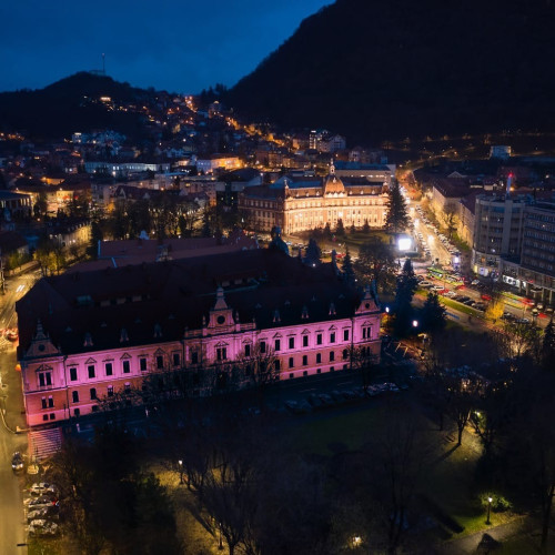 Clădirea Primăriei Brașov și literele de pe Tâmpa se iluminează în roz de Ziua luptei împotriva cancerului la sân