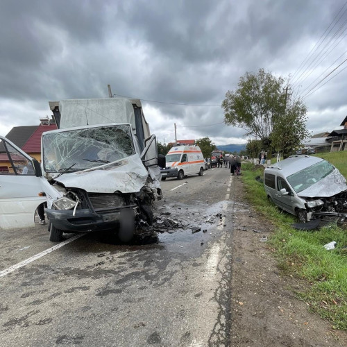 Accident între o autoutilitară și un autoturism la Arbore cu doi răniți