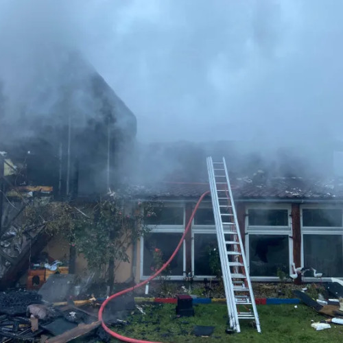 Incendiu puternic la o casă din Beliș, acoperișul a ars complet