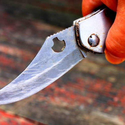 Femeie înjunghiată de fostul concubin lângă locul de muncă în Săgeata