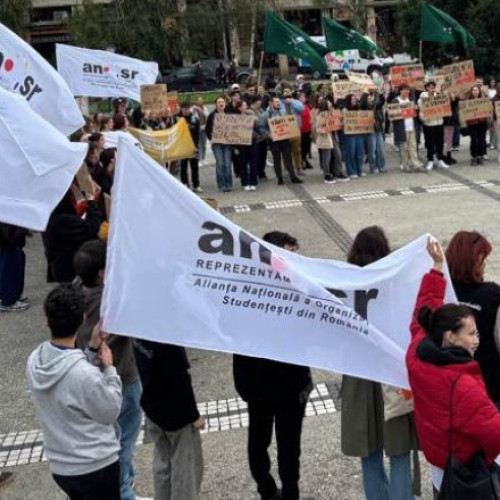 Studenții protestează în Piața Victoriei față de reducerea bursei și limitarea reducerilor la transport