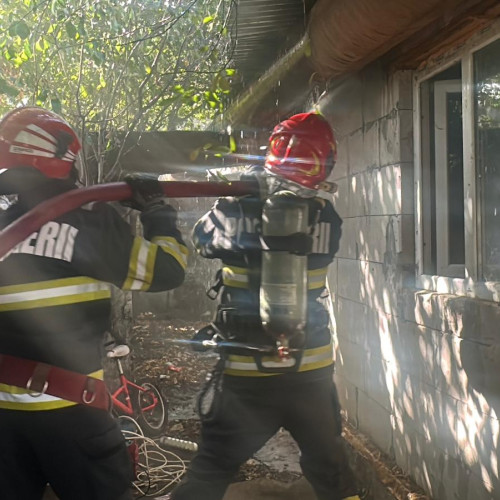 Incendiu la o locuință din Tulcea, pompierii intervin pentru stingere
