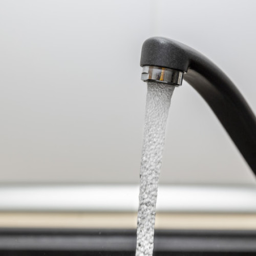 Locuitorii din Băiculești cer demiterea primarului din cauza crizei apei potabile