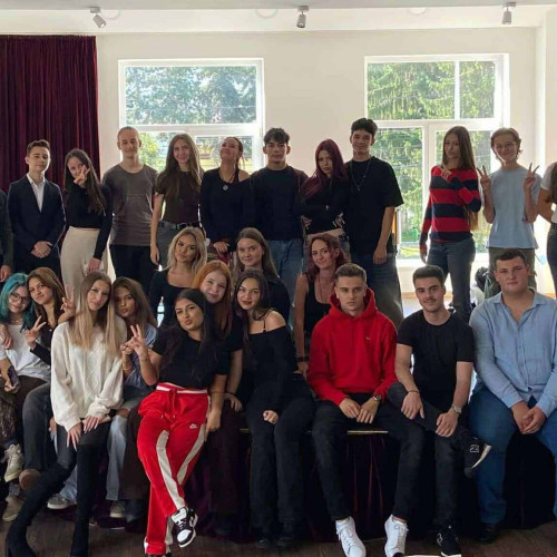 Șapte perechi de boboci de la Liceul de Arte Regina Maria concurează la balul cu tema „Mitologii”