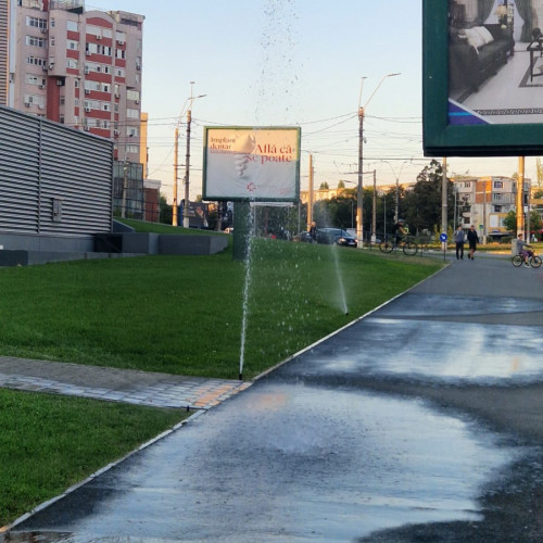 Instalație de udare a gazonului de la Kaufland udă trotuarul, deranjând trecătorii