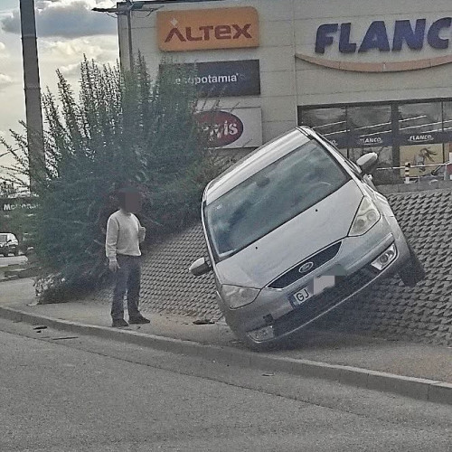 Un șofer din Târgu Jiu a parcat mașina pe scuarul unui mall