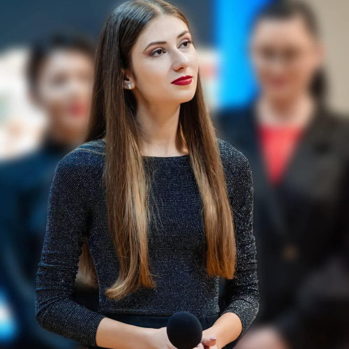 Yasmine Polacek devine noua profesoară de canto la Școala Populară de Arte din Târgu Jiu