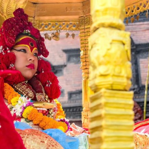 O fetiță de doi ani a fost aleasă zeiță vie în Nepal, în timpul festivalului Indra Jatra