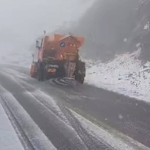 Circulația pe Transalpina a fost din nou oprită din cauza ninsorii