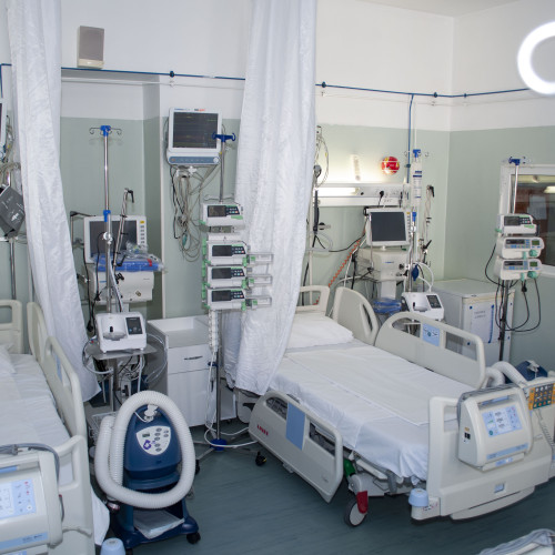 Un bărbat de 102 ani a fost operat cu succes la spitalul Mavromati din Botoșani