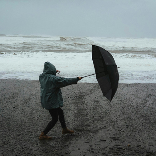 Cod portocaliu de vânt puternic și cod galben de ploi în jumătatea de sud a țării