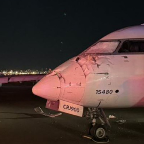 Două avioane au intrat în coliziune pe pista aeroportului LaGuardia din New York