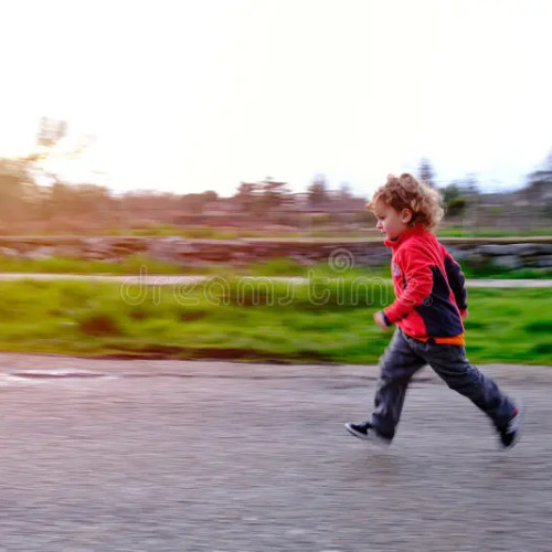 O fetiță de 10 ani a fost rănită după ce a traversat printre mașini în Girov