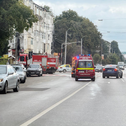 Alertă în Botoșani după miros de fum la o mașină în intersecție