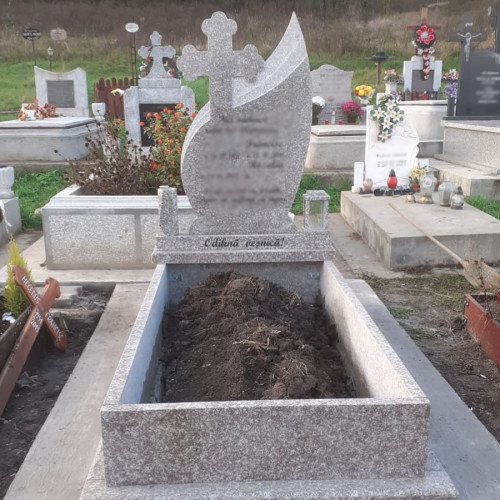 O gălăţeancă mulţumeşte public pentru amenajarea mormântului soţului său