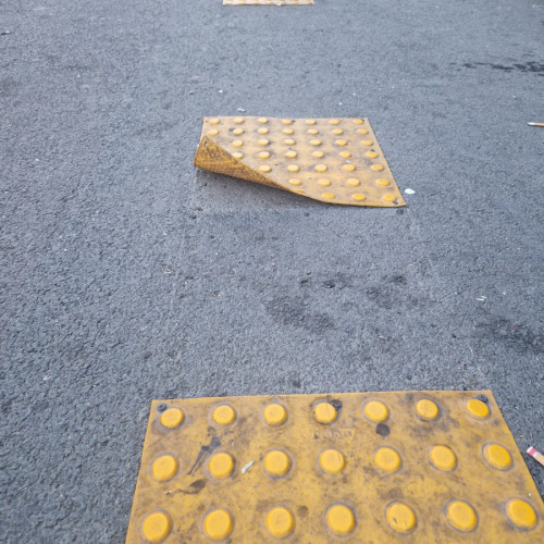 Covoarele galbene din stațiile de transport în comun, deteriorate și periculoase