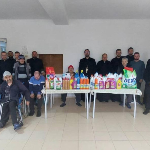 Preoți și tineri dăruiesc produse igienice centrului din Pucioasa