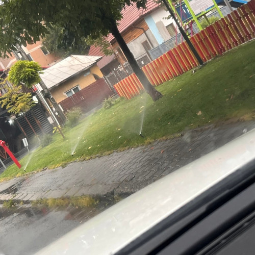 Stropitorile automate din Târgu Jiu au udat iarba în parcuri, deși ploua