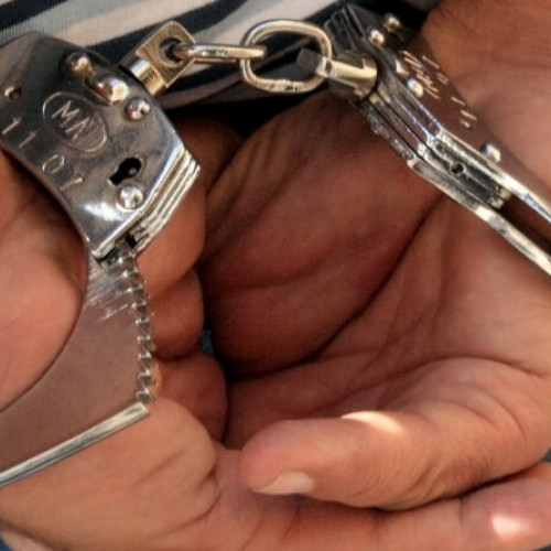 Hoț și concubina, trimiși în judecată pentru furt și operațiuni financiare frauduloase