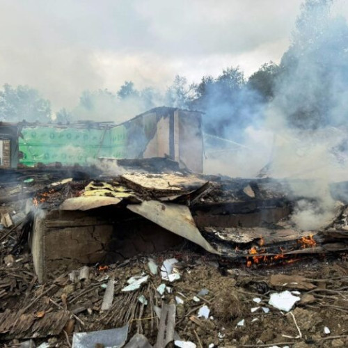 Incendiu puternic la o casă din satul Tinoasa, intervenție a pompierilor voluntari și profesioniști