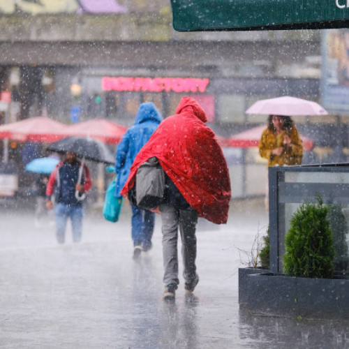 Val de fenomene meteo extreme în România: cod roșu de ploi și ninsori în zonele montane