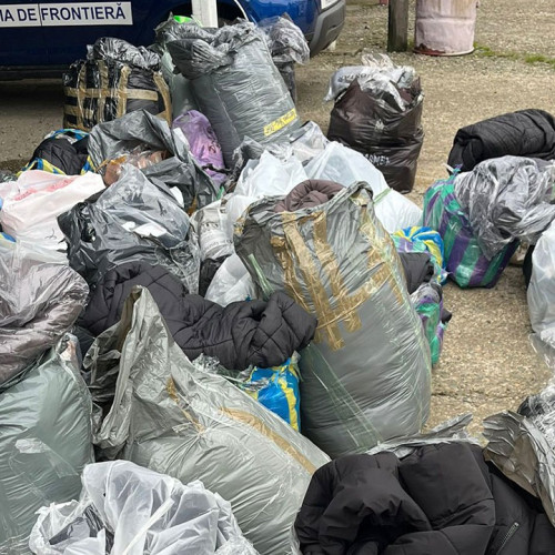 Colet cu haine fără acte, descoperit de polițiștii de frontieră la Botoșani
