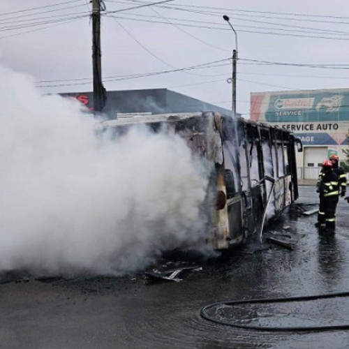 Autobuz cu muncitori a ars complet pe șoseaua Vizirului din Brăila