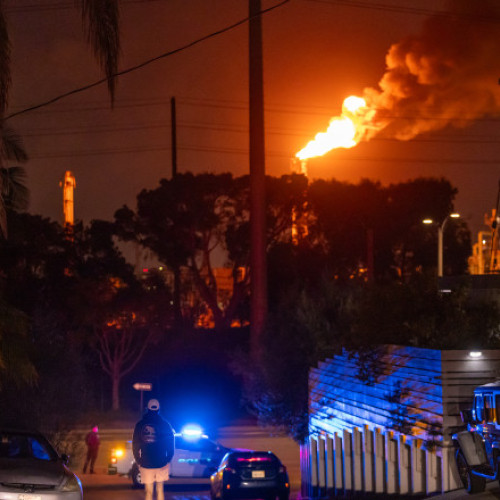 Incendiu puternic la cea mai mare rafinărie de petrol de pe coasta vestică a SUA