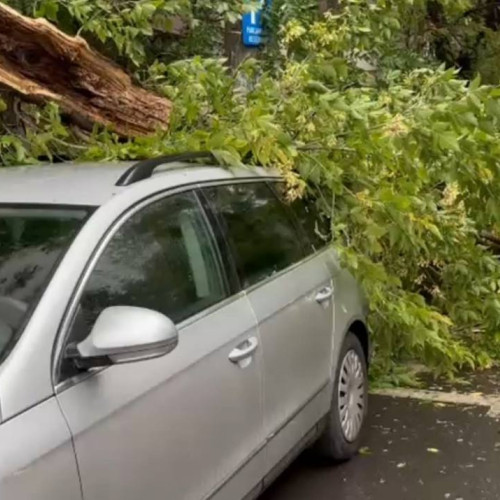 Furtuna noaptea trecută a deteriorat peste 20 de mașini în București și Ilfov