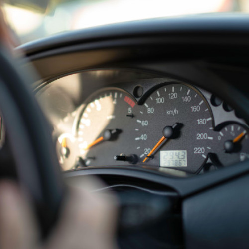 Un român de 23 de ani a susținut proba practică a examenului auto în locul altor candidați în Franța