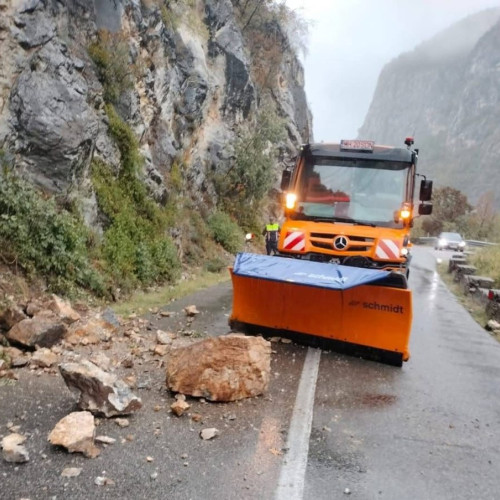 Riscuri majore pe DN 57 din cauza căderilor de stânci la Dubova