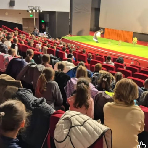 Copiii din Târgoviște au sărbătorit Ziua Educației cu un spectacol de teatru