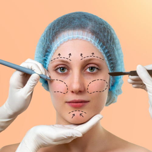 Femeie și partenerul său reținuți pentru practici ilegale de medicină estetică în Timiș și Arad