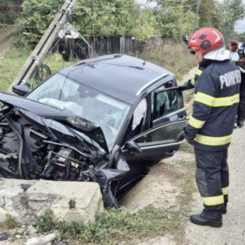 Bărbat rănit într-un accident după ce a lovit un cap de pod și un stâlp în Buda