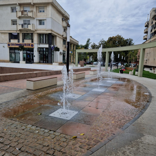 În Galați, fântânile arteziene și jocurile de apă aduc răcoare în zilele caniculare