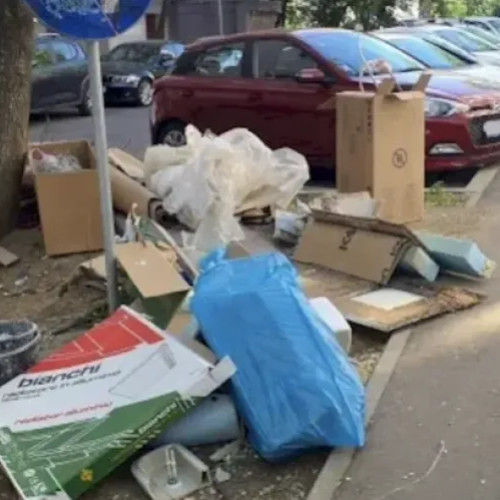 Locuitorii de pe Budai Deleanu reclamă disconfort din cauza unui șantier pe trotuar